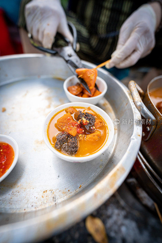 越南炖牛肉内脏(pha lau bo):这是越南南部很受欢迎的小吃，越南街头小吃。美食和旅游概念。